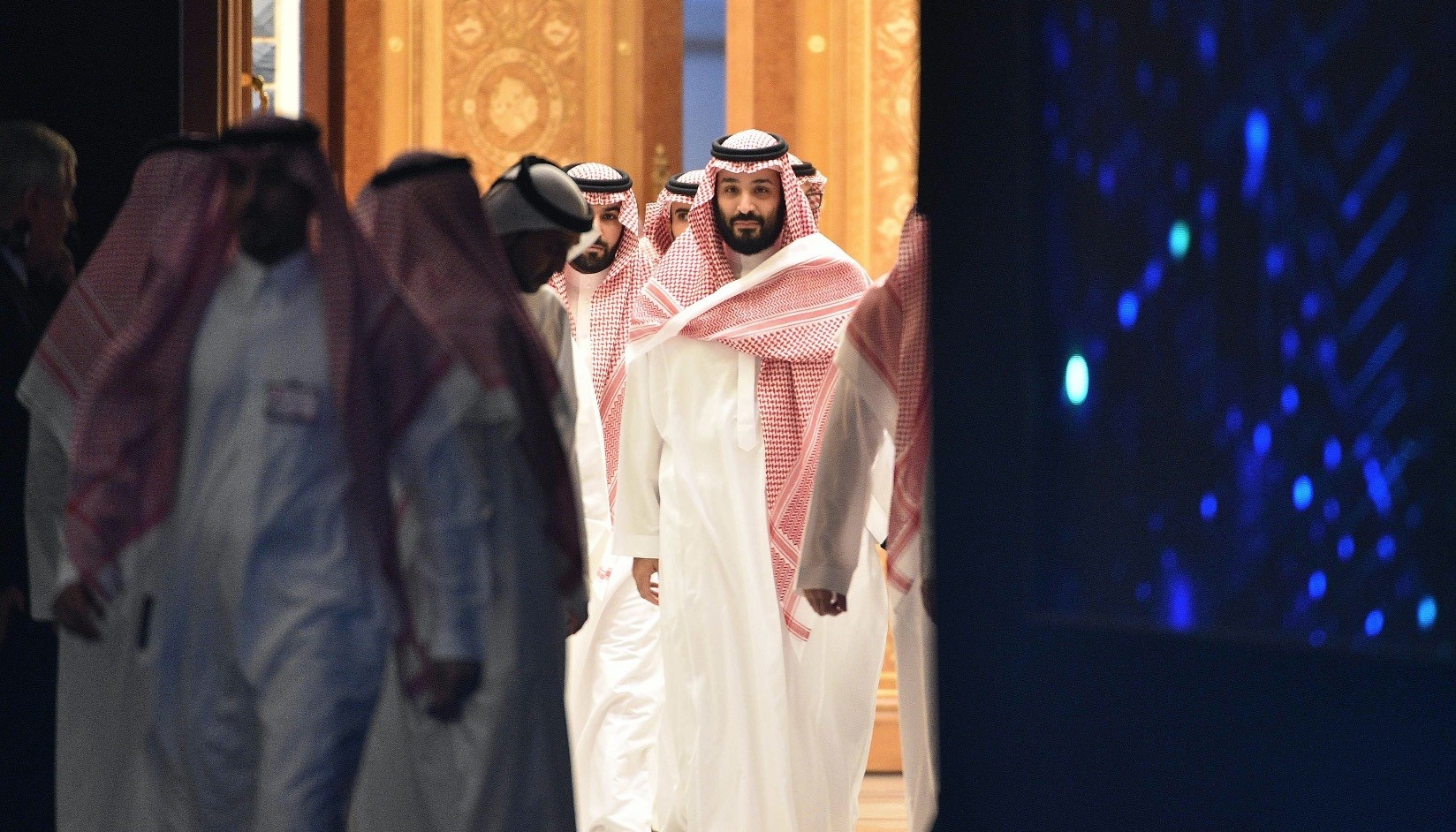 Saudi Crown Prince Mohammed bin Salman (C) arrives to attend a session during a conference in the Saudi capital Riyadh, Oct. 24, 2018.