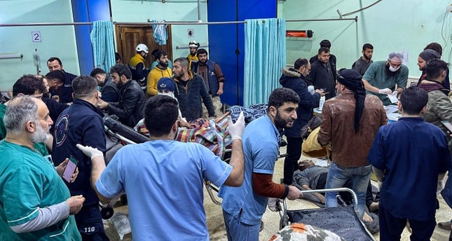 فرق الإسعاف تتعامل مع حالات الزلزال في مشفى باب الهوى شمال سوريا الفرنسية