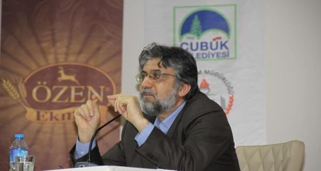 رحيل الكاتب الصحفي التركي عاكف إمره إثر أزمة قلبية حادة