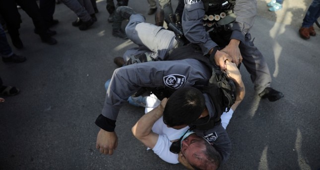 الشرطة الإسرائيلية تعتدي بالضرب على نائب يهودي شارك في مظاهرة ضد مستوطنة