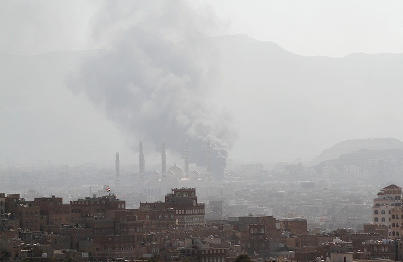 Smoke rises during the battle between former Yemeni President Ali Abdullah Saleh's supporters and the Houthi fighters in Sanaa, Yemen, Dec. 2, 2017. (Reuters Photo)