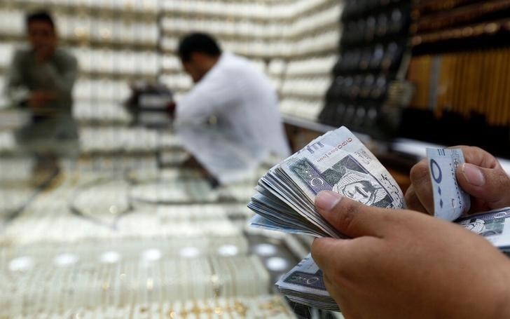 A man counts Saudi Riyal banknotes in a jewellery store story in Riyadh, Saudi Arabia, October 18, 2017. (Reuters Photo)