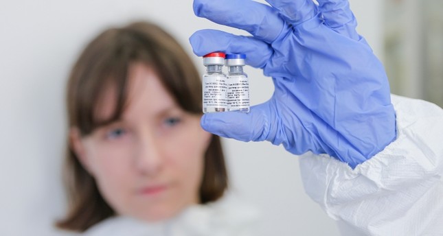 موظفة تعرض اللقاح الروسي الجديد في مركز نيكولاي غاماليا الوطني للأوبئة، موسكو AP