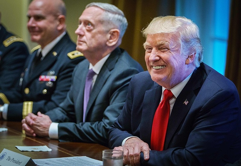 U.S. President Donald Trump smiles as Defense Secretary James Mattis (C) looks on during a meeting with senior military leaders in the Cabinet Room of the White House on October 5, 2017. (AFP Photo)