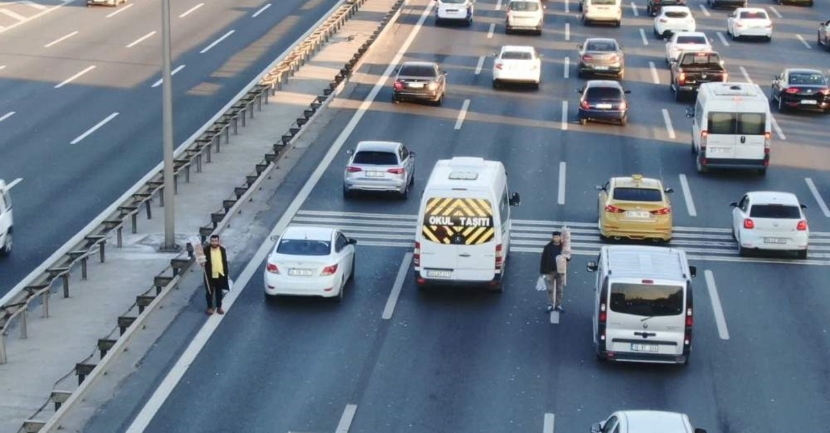 The oncoming traffic and fines do not deter vendors on Istanbul's highways. (DHA Photo) 