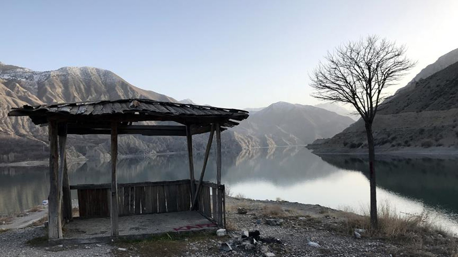 A tower restaurant, wharf, lighthouse, small waterfall, beach, amphitheater, open-air cinema, arbors and walking trails will be constructed as part of Uzundere Municipalityu2019s tourism project.