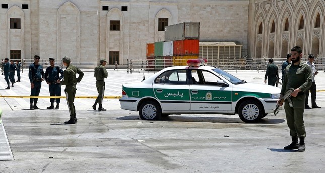 عناصر من الشرطة الايرانية أمام قبر الخميني أرشيفية