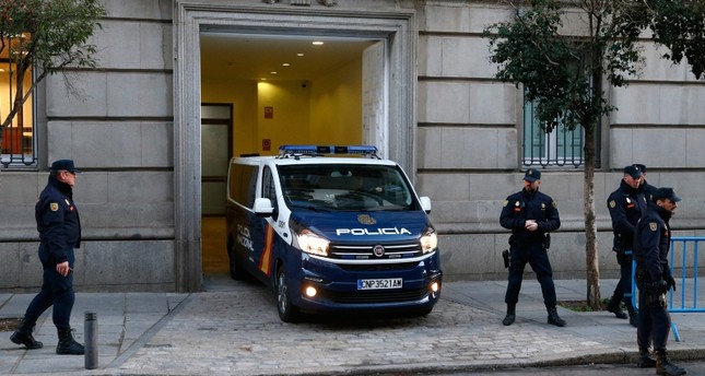 سيارة شرطة إسبانية يعتقد أنها تقل أحد القادة الانفصاليين في طريقه إلى المحكمة AP