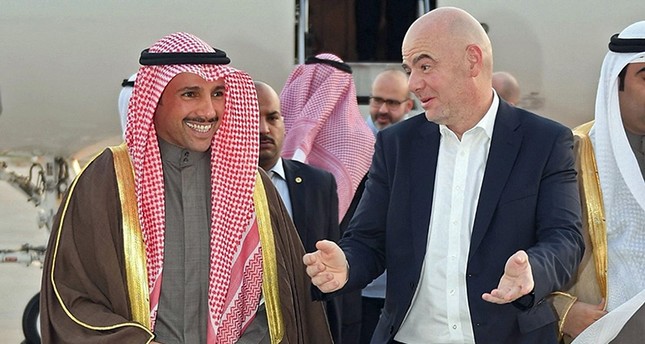 رئيس الفيفا برفقة رئيس مجلس الأمة الكويتي في زيارة سابقة الفرنسية