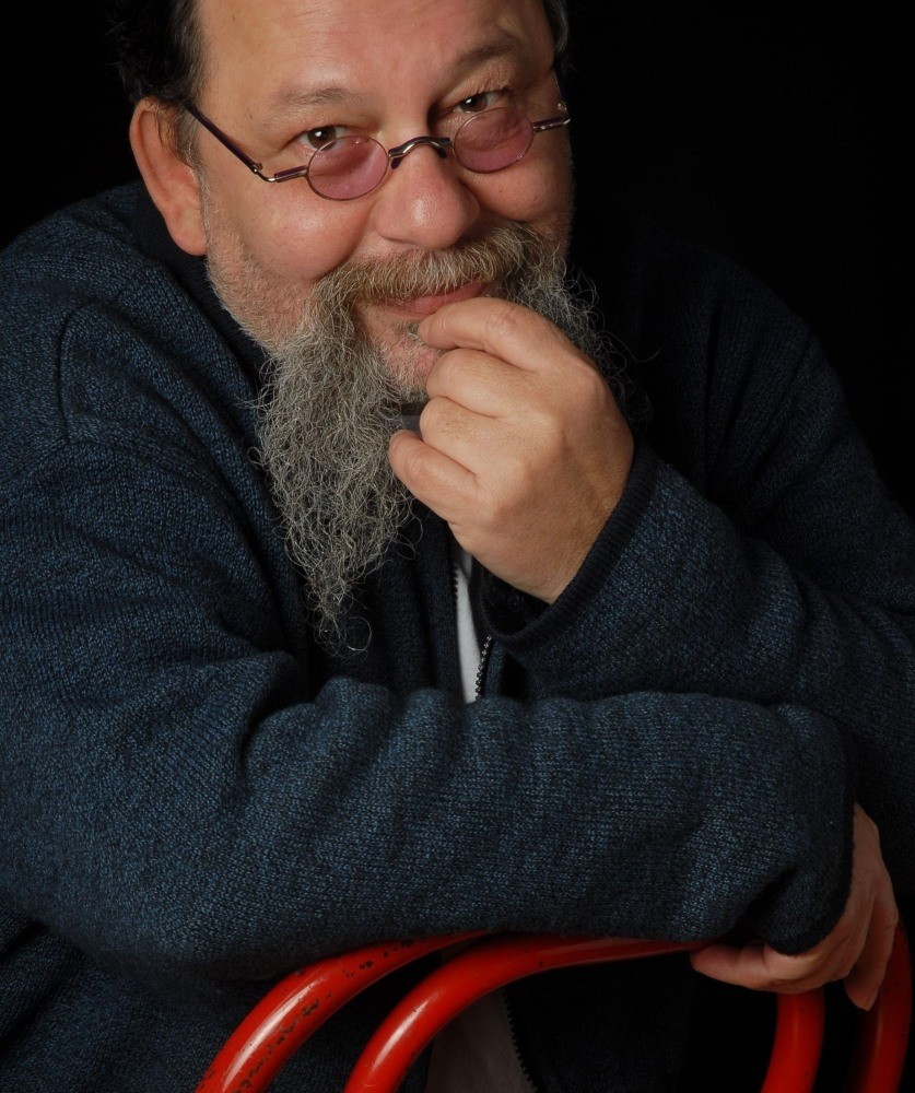 Putting his signature on 150 to 160 plays, Kasapou011flu first staged William Shakespeareu2019s u201cMacbethu201d at Diyarbaku0131r State Theater in 1993 when he began to work for the Turkish State Theaters.