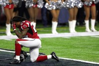 Devonta Freeman #24 of the Atlanta Falcons kneels prior to Super Bowl 51 against the New England Patriots at NRG Stadium on February 5, 2017 in Houston, Texas. (AFP Photo)