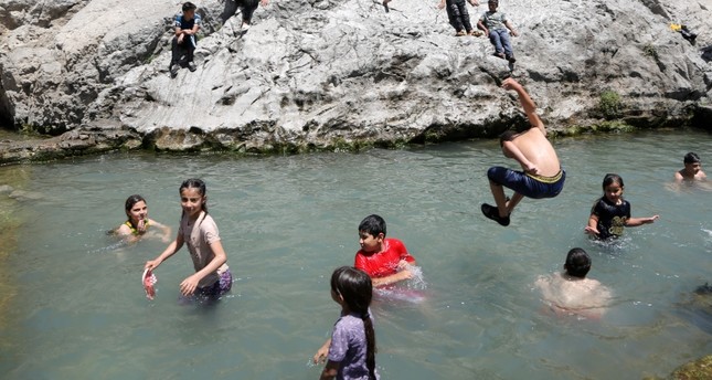 أطفال يلعبون في بحيرة في إيران الأناضول