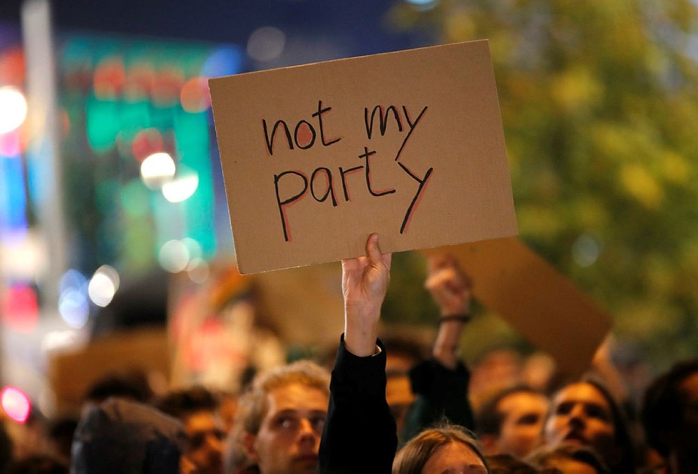 Demonstrators protest against the anti-immigration party AfD after German general election (Bundestagswahl) in Berlin, Germany, September 24, 2017.(REUTERS Photo)