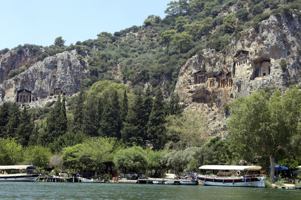 Caunos can be reached by boats in ten minutes from the land.