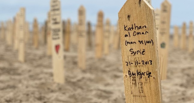 في اليوم العالمي للاجئين نصب تذكاري على شواطئ هولندا لضحايا الهجرة الأناضول