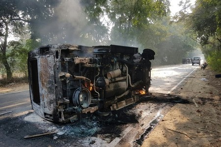 An upturned and smouldering vehicle is seen following mob violence at Chingravati village in Bulandhahr, India's northern Uttar Pradesh state, on December 3, 2018. (AFP Photo)