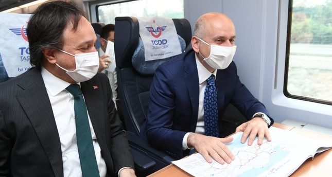 وزير النقل والبنية التحتية التركي يمين في القطار إلى مدينة قونية الأناضول