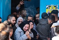 عائلة تنعي إحدى الضحايا في اقتحام جيش الاحتلال الإسرائيلي مخيم جنين بالضفة الغربية المحتلة، 26 ينارير/ كانون الثاني 2023 AFP