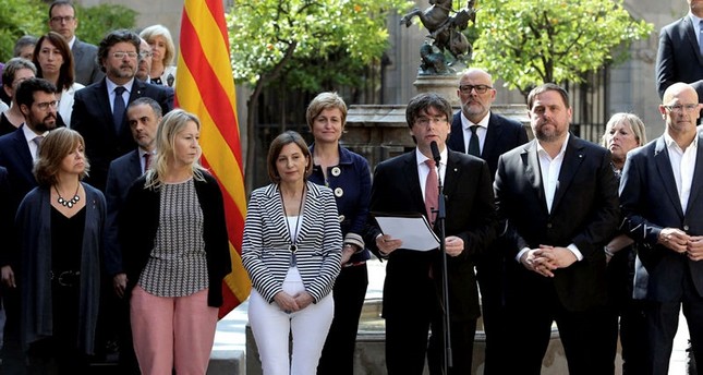 رئيس الحكومة الكتالونية بين أعضاء حكومته يعلن عن الاستفتاء. رويترز