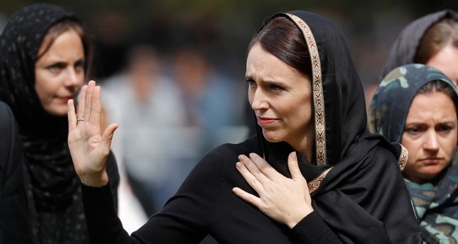 رئيسة وزراء نيوزيلندا جاسيندا آردرن مرتدية الحجاب أثناء مشاركتها في تشييع ضحايا الهجوم الإرهابي على المسجدين بمدينة كرايست تشيرش أسوشيتد برس