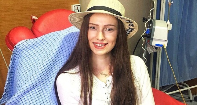 وفاة طالبة تركية اشتهرت على وسائل التواصل بنضالها ضد السرطان