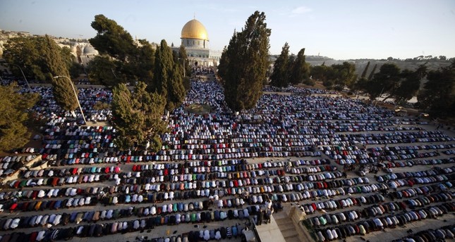 عشرات الآلاف يؤدون صلاة الجمعة بالمسجد الأقصى