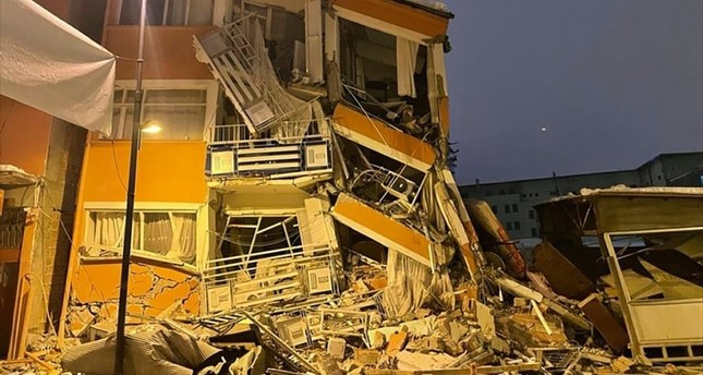 من أضرار الزلزال في مدينة بازاجيك التركية الأناضول