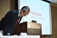 Toshiba Corp. President Satoshi Tsunakawa bows at the beginning of the press conference at the company's headquarters in Tokyo yesterday.