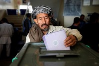 An Afghan man casts his vote during the parliamentary election at a polling station in Kabul, Afghanistan October 21, 2018. (Reuters Photo)