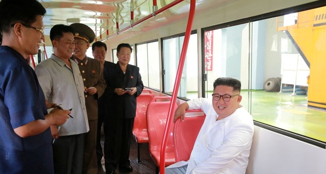 الزعيم الكوري الشمالي متفقداً المواصلات العامة في بلاده الفرنسية