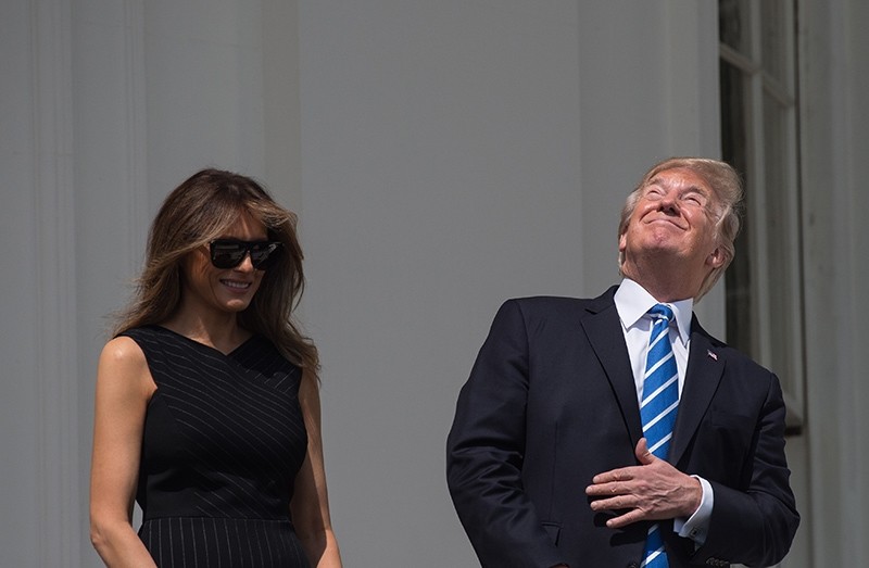 U.S. President Donald Trump (R) and First Lady Melania Trump look up at the partial solar eclipse from the balcony of the White House in Washington, D.C., United States, Aug. 21, 2017. (AFP Photo)