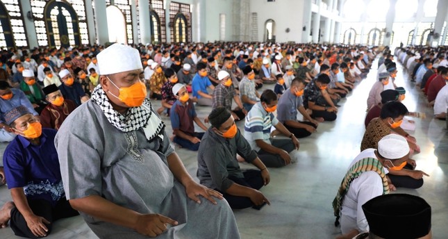 هكذا أقاموا صلاة الجمعة في أحد مساجد أندونيسيا AP