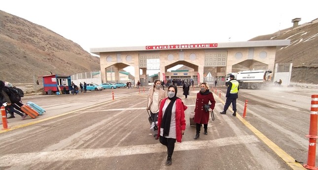 سياح إيرانيون بعد دخولهم تركيا من معبر كابي كوي الحدودي مع إيران DHA