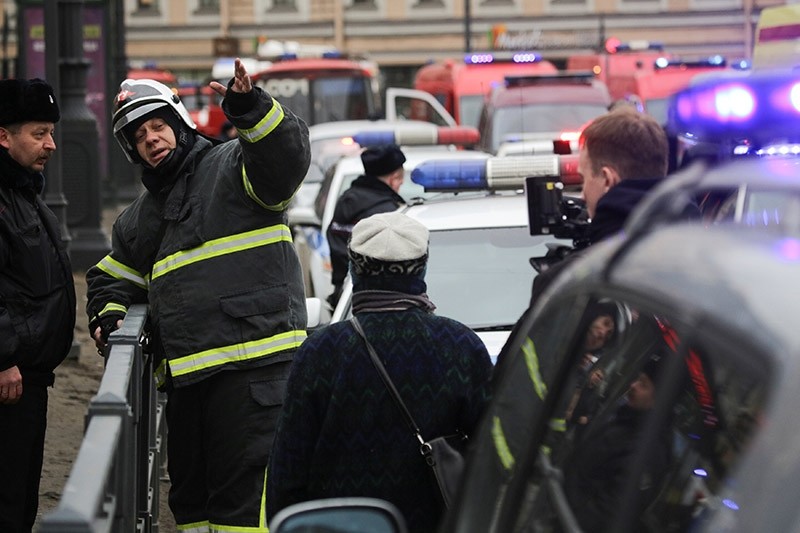Emergency services direct pedestrians outside Sennaya Ploshchad metro station, following explosions in two train carriages at metro stations in St. Petersburg, Russia April 3, 2017. (Reuters Photo)