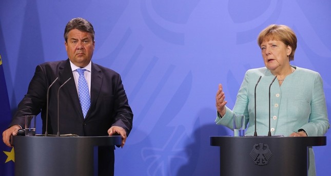 Bundeskanzlerin Angela Merkel und Vizekanzler Sigmar Gabriel geben eine Pressekonferenz im Anschluss an die Kabinettssitzung in Meseberg Gransee, im Nordosten Deutschland, 25. Mai 2016 Foto: AFP / DPA /Wolfgang Kumm