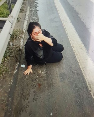 The photo provided by taxi driver Murat Tuğa shows Birgül E. on the roadside after the attack by Uber driver.