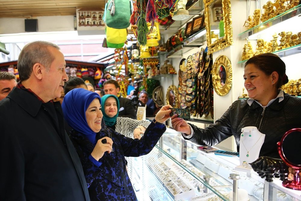President Recep Tayyip Erdou011fan and first lady Emine Erdou011fan shop for traditional Colombian products in the local gift shops of Bogota during the president's first official visit to the South American continent, Oct. 2, 2015.