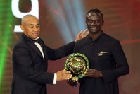 Liverpool and Senegal footballer Sadio Mane (R) receives his award from CAF President Ahmad Ahmad in Egypt, Jan. 7, 2020. (EPA Photo)