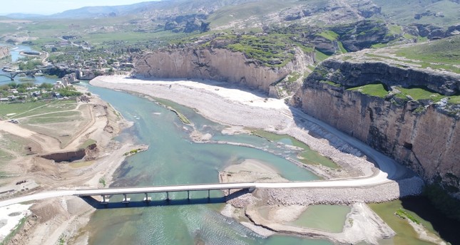 Delaying water-filling operations in the multi-billion dollar Ilısu Dam Project, Turkey continues to maintain water flow to its southern neighbor Iraq at 500 cubic meters per second according to a bilateral protocol.