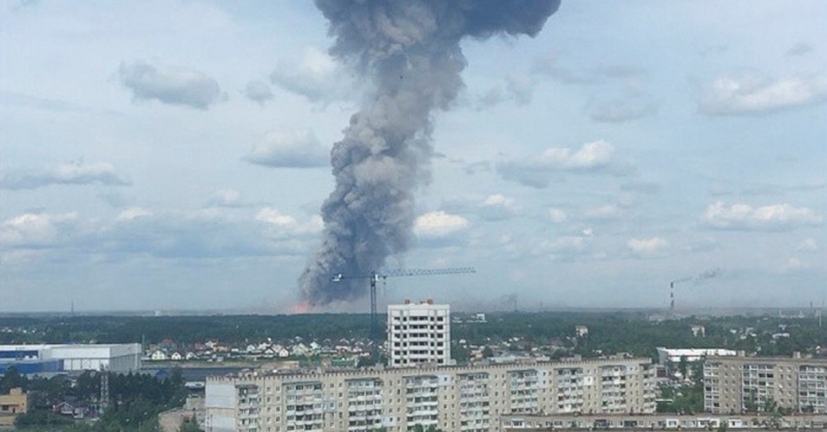 A still image, taken from a video footage, shows smoke rising from the site of blasts at an explosives plant in the town of Dzerzhinsk, Nizhny Novgorod Region, Russia June 1, 2019 (AFP Photo)