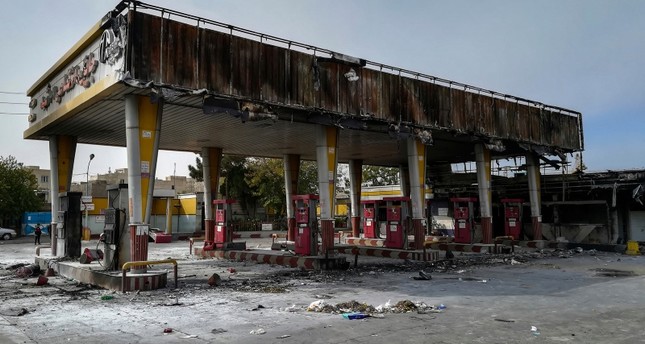 من آثار الاحتجاجات على رفع سعر البنزين في طهران AP
