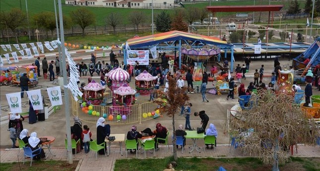 الإغاثة التركية تقدم 50 ألف وجبة إفطار يوميا لضحايا الحرب السورية