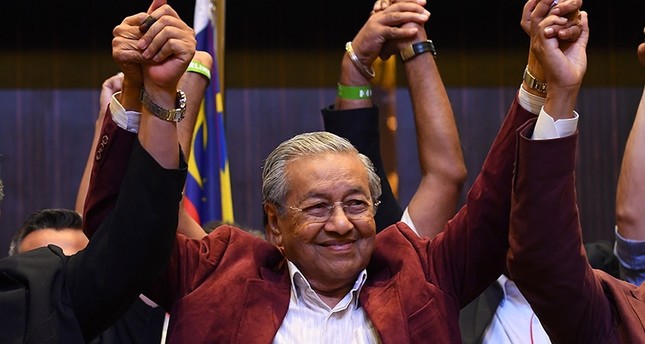 Former Malaysian prime minister and opposition candidate Mahathir Mohamad celebrates with other leaders of his coalition during a press conference in Kuala Lumpur on early May 10, 2018. (AFP Photo)