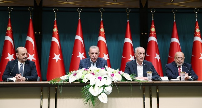 الرئيس رجب طيب أردوغان يتحدث خلال اجتماع للإعلان عن زيادة أجور العاملين في القطاع العام  في أنقرة، 9-5-2023 صورة: الأناضول