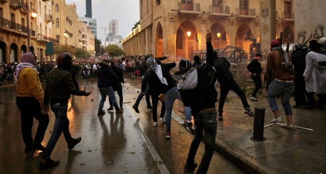 مواجهات بين قوات الأمن ومحتجين أمام البرلمان اللبناني ببيروت