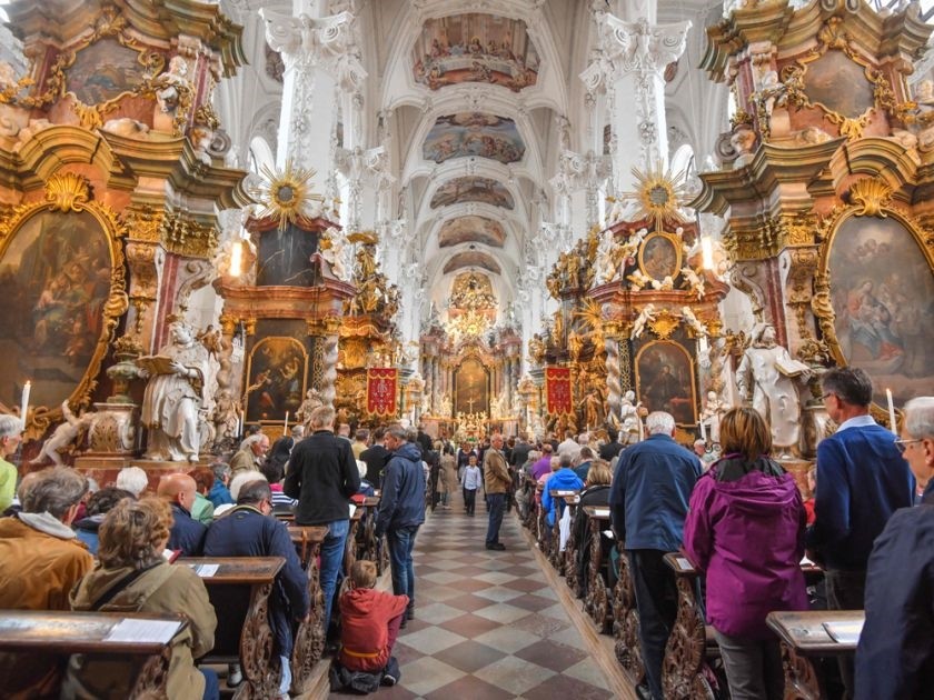 Visitors attend the inaugurational pilgrimage high mass at the abbey church during the foundation of a new priory, the Kloster Neuzelle monastery in Neuzelle, eastern Germany, on September 2, 2018. (AFP Photo)