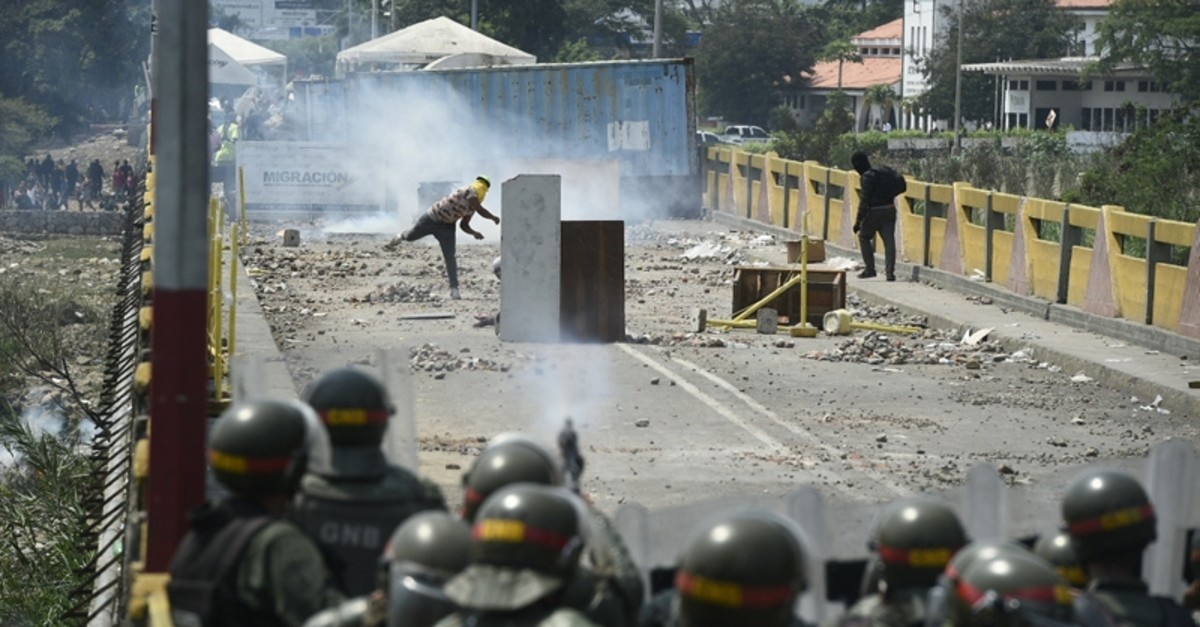 Demonstrators clash with Venezuelan National Guard forces at the Simon Bolivar international bridge -linking Cucuta with Venezuelan city San Antonio del Tachira- in Cucuta, Colombia, on February 24, 2019. (AFP Photo)