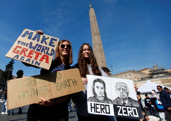 Students hold banners during a protest to demand action on climate change, in Piazza del Popolo, Rome, Italy April 19, 2019. (REUTERS Photo)