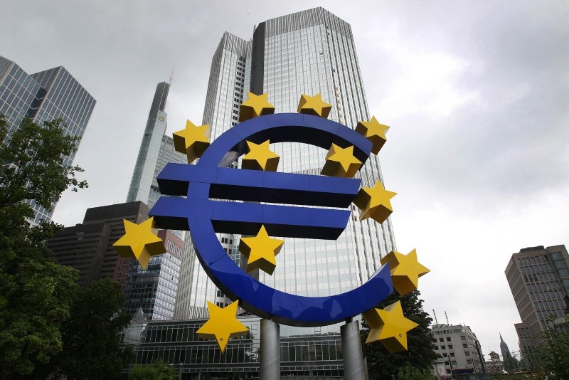 A picture taken on July 20, 2015 shows a huge logo of the Euro currency in front of the former headquarters of the European Central Bank (ECB) in Frankfurt am Main, western Germany. (AFP Photo)