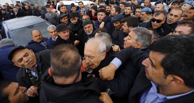 لحظة الاعتداء على زعيم المعارضة قليتشدار أوغلو أثناء مشاركته في جنازة أحد الشهداء بأنقرة DHA